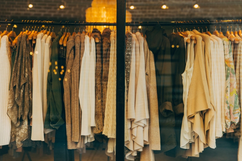 boutique-VENANSON-min_clothe_fashion_store_shop_window_store_front-21277